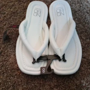 No-Boundaries-Size-8-White-Flip-Flops